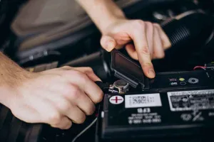 تعویض باتری خودرو در محل توسط خدمات امداد باتری در بندرعباس